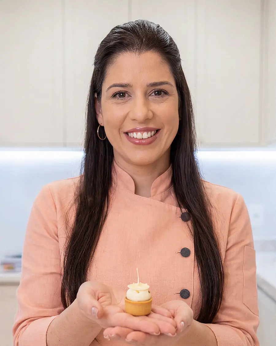 Retrato de Natália Canezin com a tartelette nas mãos