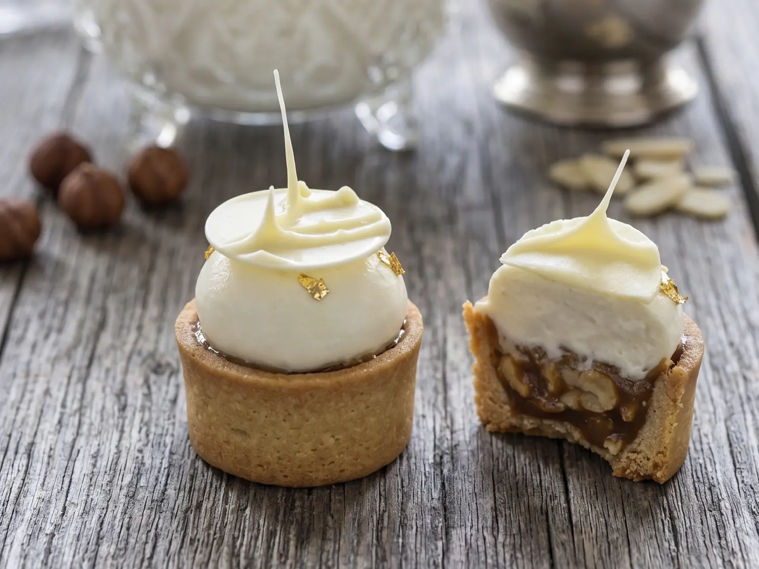 Tartelette Véu de Castanhas inteira ao lado de uma mordida, com o recheio à mostra